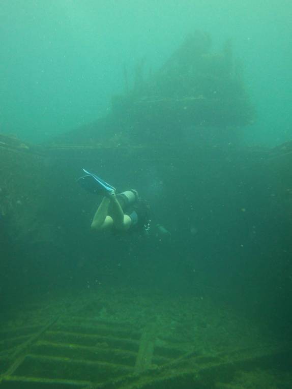Entrando no compartimento de carga do Veronica L, em Granada